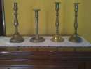 haz click para ver mas detalles de  Dos candelabros de  bronce de 15 cm de altura, 